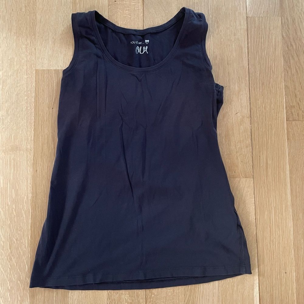 Black sleeveless shirt 